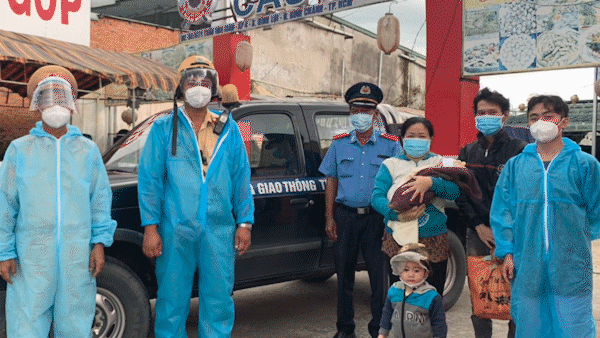 CSGT TPHCM đưa sản phụ tới bệnh viện kịp thời trong mùa dịch Covid-19