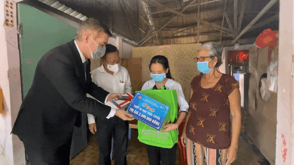 Hội Nông dân TPHCM trao học bổng, thiết bị học trực tuyến cho học sinh nghèo   