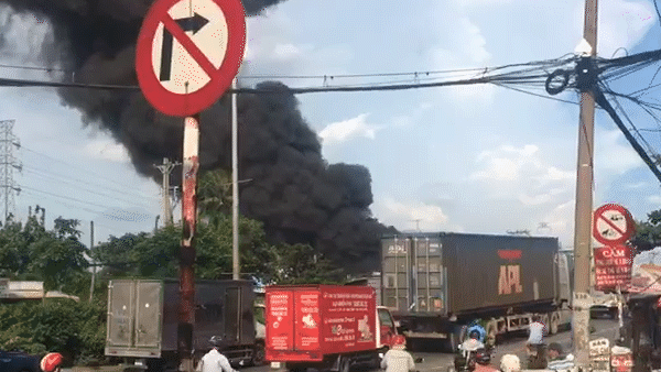 Cháy nhà xưởng ở quận 12, khói đen bốc cao hàng chục mét   