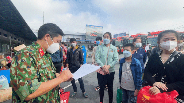 Đưa gần 500 người già, phụ nữ và trẻ em về quê theo nguyện vọng