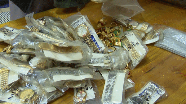 Bắt giữ đối tượng nhập cảnh trái phép với nhiều đồng hồ và nhẫn kim loại màu vàng
