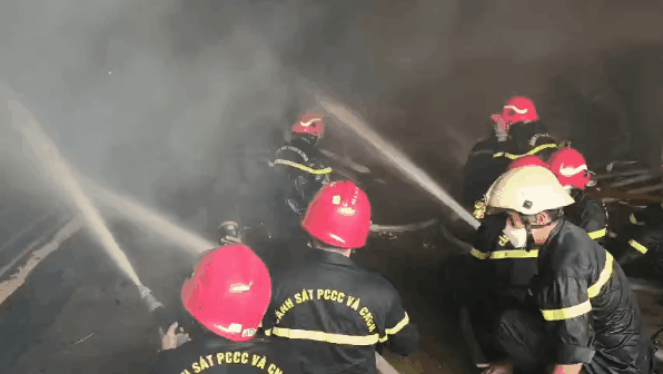 Cháy lớn công ty gỗ ở quận 12, nhiều tài sản bị thiêu rụi