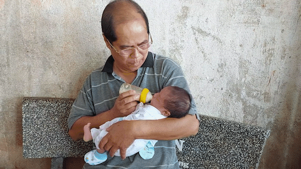 Người cha làm rẫy nuôi hơn 120 trẻ mồ côi