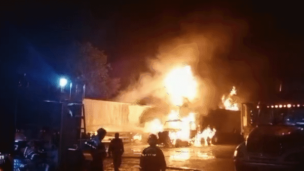 Điều tra nguyên nhân vụ cháy 3 xe container ở Tiền Giang