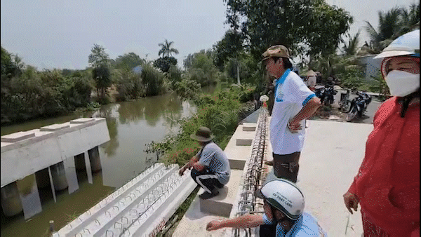 Lo sợ đơn vị thi công gác dầm cầu quá thấp, người dân túc trực canh chừng