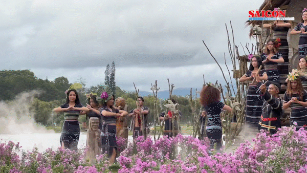 Thời trang thổ cẩm tung bay bên hồ Xuân Hương 