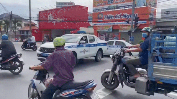 Truy bắt tài xế lái ô tô chở thuốc lá lậu tông xe cảnh sát giao thông