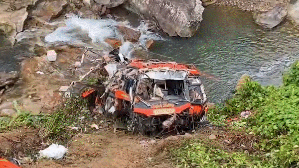 Tin nóng: Thủ tướng Chính phủ chỉ đạo khắc phục hậu quả vụ tai nạn giao thông tại Đà Nẵng; Phạt 7,5 triệu đồng người đàn ông livestream bán 7.000 xe vi phạm