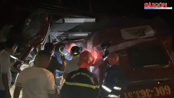 Bản tin tối 31-5: Giải cứu tài xế mắc kẹt sau vụ lật xe tải; Tạt sơn “khủng bố” nhà vợ cũ con nợ để đòi tiền