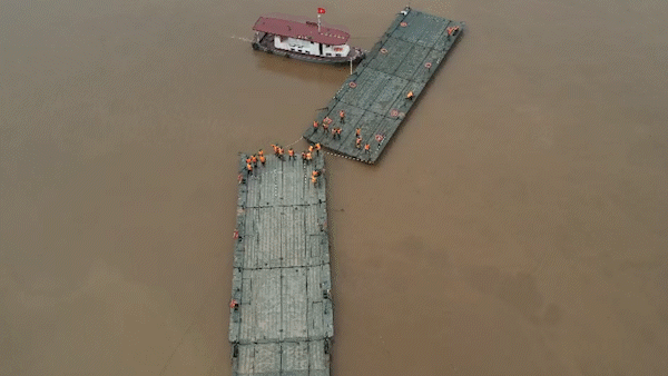 Hình ảnh bộ đội công binh lắp cầu phao Phong Châu
