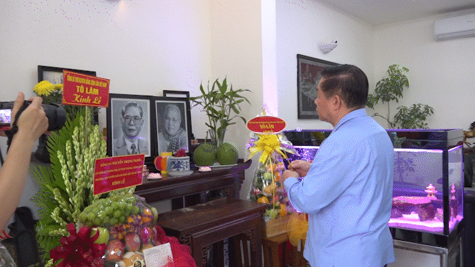 Trưởng Ban Tuyên giáo và Dân vận Trung ương Nguyễn Trọng Nghĩa thắp hương tưởng nhớ cố Tổng Bí thư Nguyễn Văn Linh