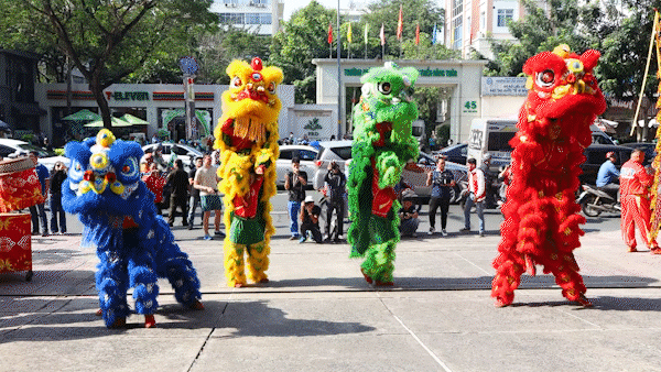 Tiếng trống tết, điệu múa lân khai mở vận hội xuân 