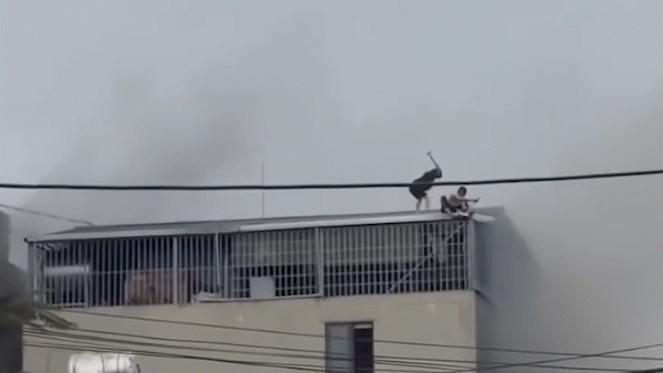 Dùng búa phá mái tôn, cứu 7 người kẹt trong nhà 7 tầng đang cháy