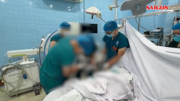 Khoảnh khắc tháo máy xay thịt, cứu bàn tay bệnh nhân