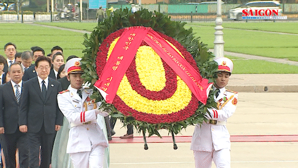 Tổng thống Hàn Quốc vào Lăng viếng Chủ tịch Hồ Chí Minh