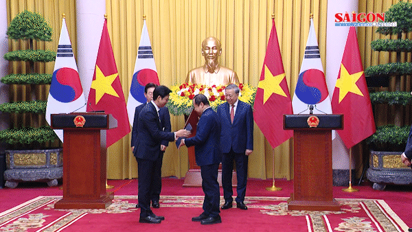 Lễ trao các văn kiện hợp tác giữa Việt Nam - Hàn Quốc