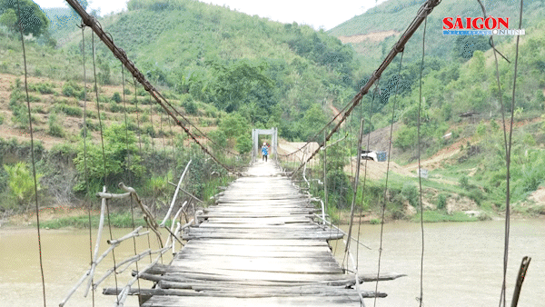 “Chênh vênh” trên cầu treo xuống cấp