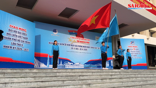 Thanh niên TPHCM chào cờ và phát động hành trình “Tôi yêu Tổ quốc tôi”