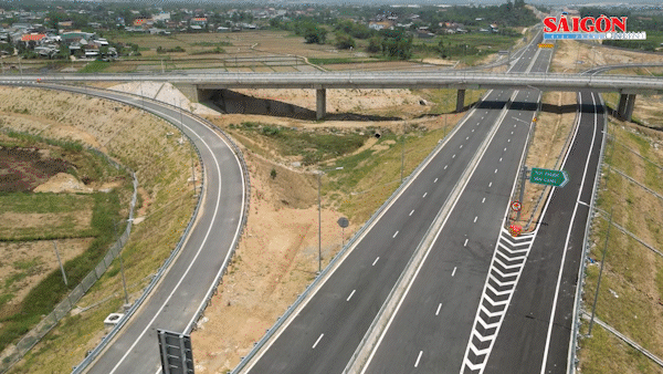 Nhiều tài xế hồ hởi trải nghiệm tuyến cao tốc mới, đoạn qua Quảng Ngãi và Gia Lai