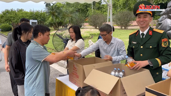 Tặng 45.000 suất nước, sữa, bánh mì cho người dân vào Lăng viếng Bác