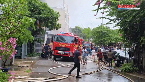 Khánh Hòa: Cháy kho chứa đồ nhựa, thiêu rụi nhiều hàng hóa