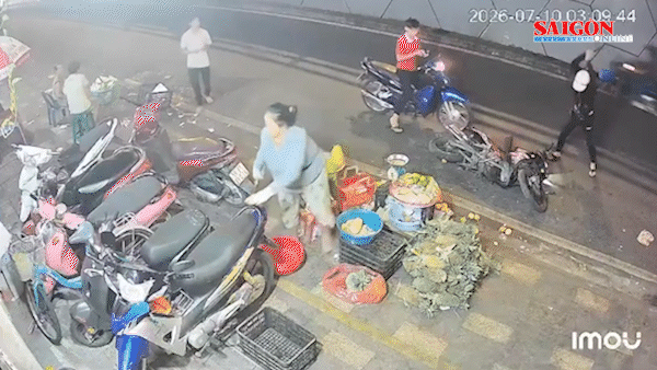 Điều tra nhóm người mang hung khí rượt đuổi, đập phá xe máy ở TPHCM