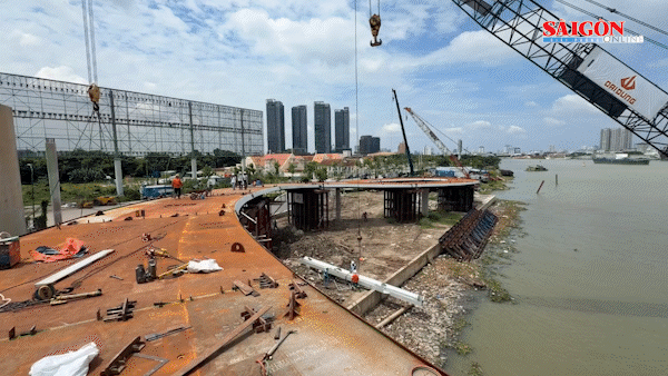 Hối hả trên công trường cầu đi bộ qua sông Sài Gòn