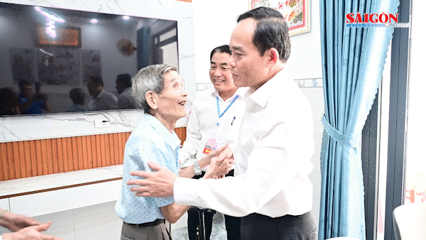Bí thư Thành ủy TPHCM Trần Lưu Quang thăm gia đình chính sách tại Côn Đảo