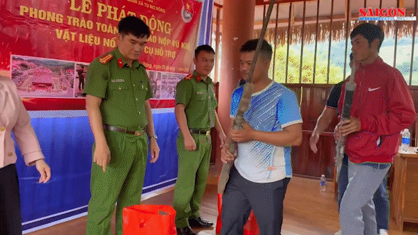 Đồng bào Xơ Đăng giao nộp súng tự chế, nhận quà dân sinh