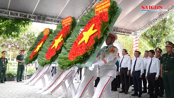 Chủ tịch Quốc hội Trần Thanh Mẫn dâng hương tưởng niệm các Anh hùng liệt sĩ tại Công viên Lê Thị Riêng
