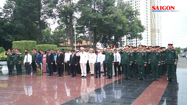 Lãnh đạo TPHCM dâng hương tưởng niệm các Anh hùng liệt sĩ tại Nghĩa trang Liệt sĩ Bình Dương
