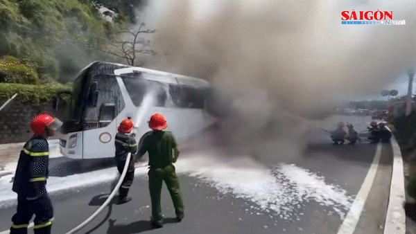 Khánh Hòa: Xe khách bất ngờ bốc cháy trên đường