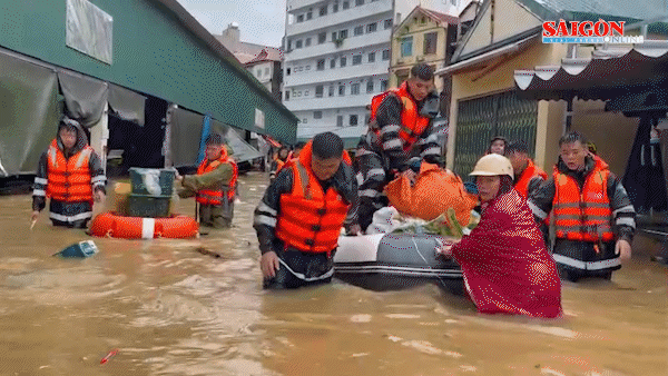 Nước sông Kỳ Cùng dâng cao, hơn 800 tiểu thương chạy hàng hóa