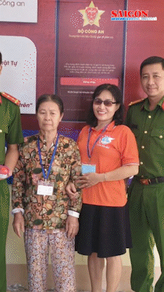 Cụ bà nhặt ve chai trả lại 19 món nữ trang bằng vàng
