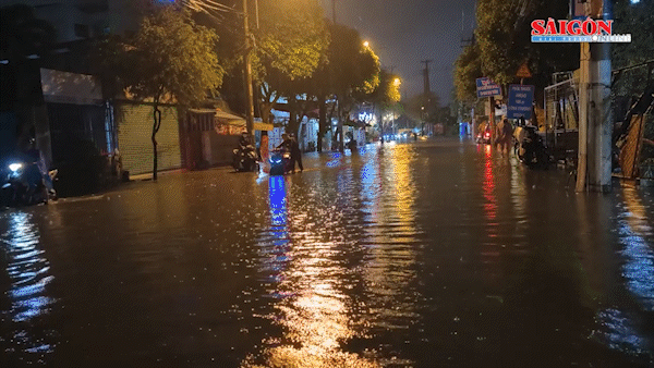 TPHCM: Khuyến cáo an toàn cho người dân chạy xe qua vùng ngập sâu