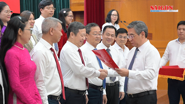TPHCM công bố và trao các quyết định cán bộ