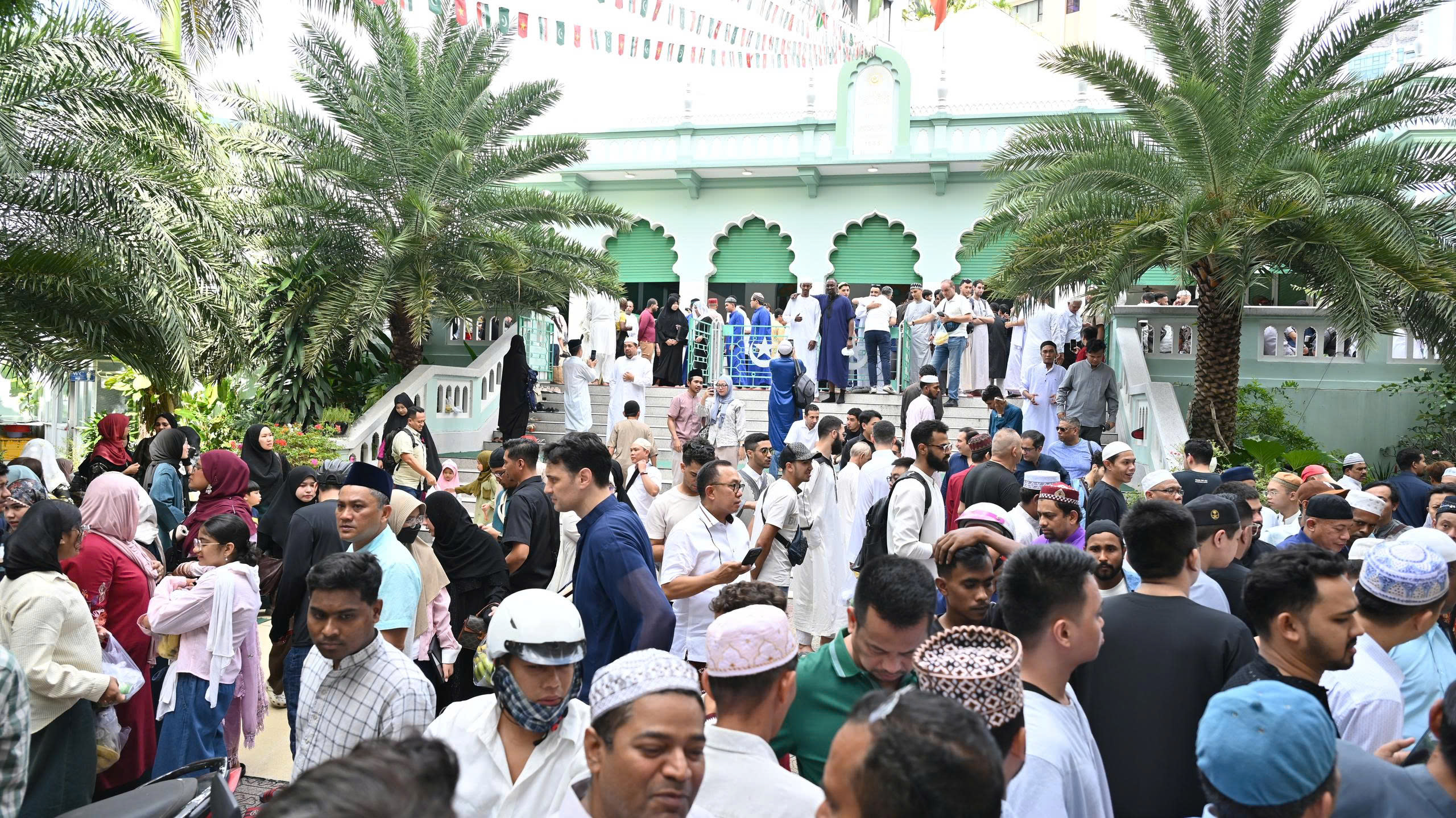 Rất đông các tín đồ Hồi giáo có mặt tại thánh đường Jamia Al-Musulman