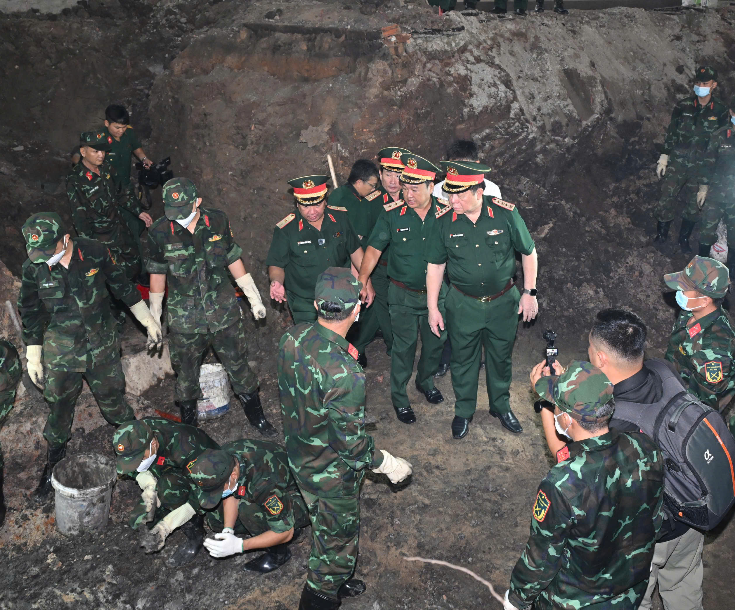 Đại tướng Nguyễn Trọng Nghĩa kiểm tra công tác tìm kiếm hài cốt liệt sĩ. Ảnh: VIỆT DŨNG