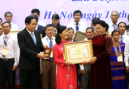 Tôn vinh 442 cán bộ mặt trận cơ sở tiêu biểu  ​