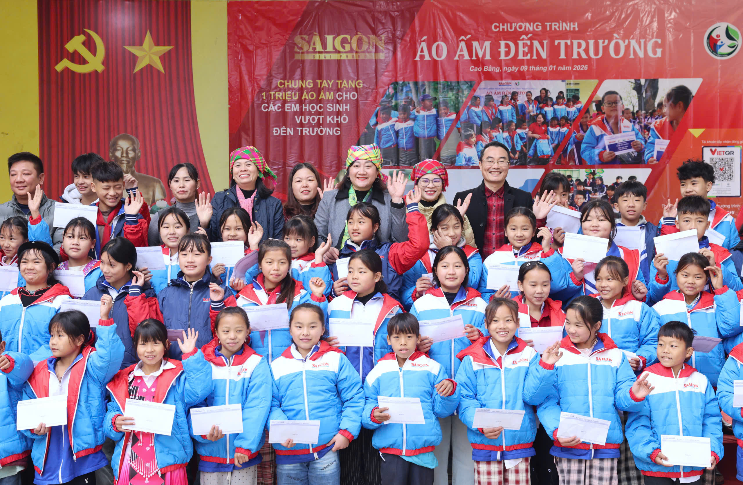 Chương trình “Áo ấm đến trường” của Báo Sài Gòn Giải Phóng đến với học sinh Trường Phổ thông dân tộc Bán trú THCS Thạch Lâm, xã Quảng Lâm, tỉnh Cao Bằng. Ảnh: QUANG PHÚC