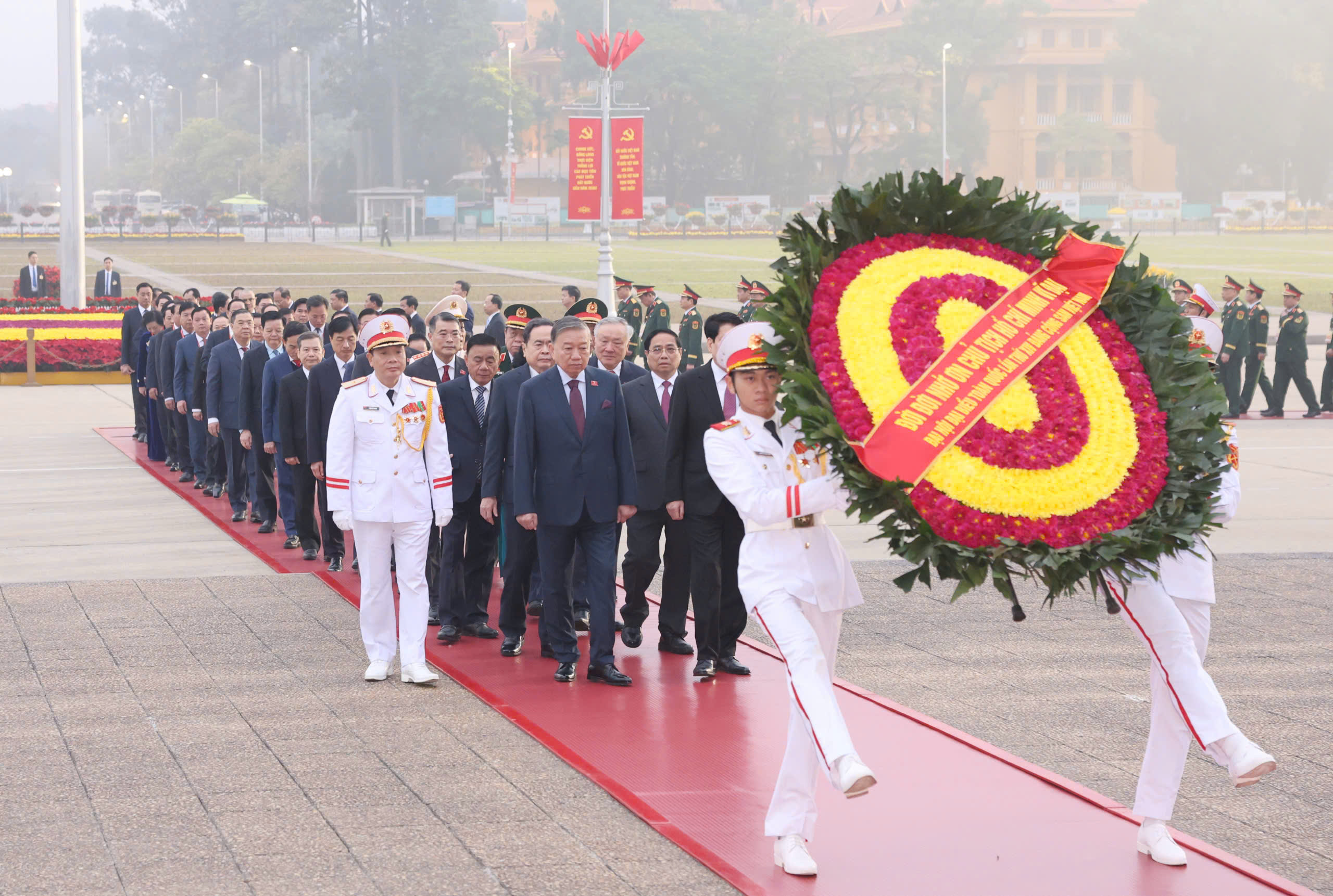 Các đồng chí lãnh đạo Đảng, Nhà nước cùng đoàn đại biểu dự Đại hội XIV của Đảng đặt vòng hoa và vào Lăng viếng Chủ tịch Hồ Chí Minh, sáng 19-1. Ảnh: QUANG PHÚC