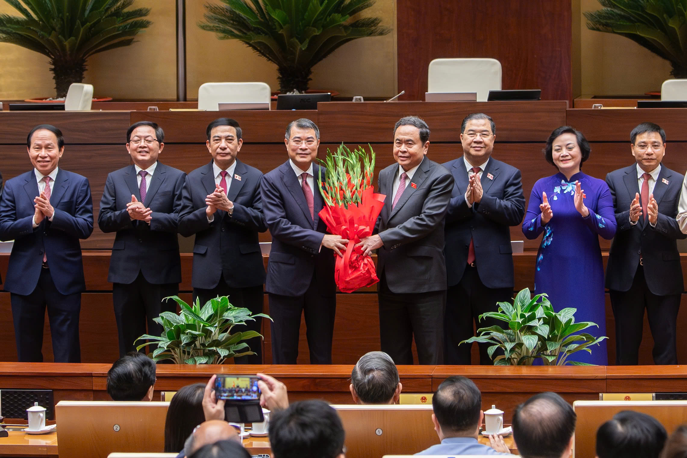 Chủ tịch Quốc hội Trần Thanh Mẫn chúc mừng Thủ tướng Lê Minh Hưng và 6 Phó Thủ tướng Chính phủ nhiệm kỳ 2026-2031. Ảnh: QUANG PHÚC