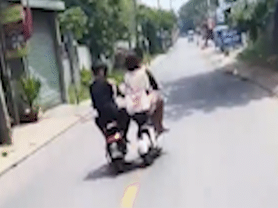 Nhóm thiếu niên chạy xe điện lạng lách, đánh võng khai bị té 2 lần