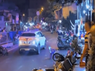 Ô tô tông liên hoàn trước quán nhậu dưới chân cầu Chữ Y
