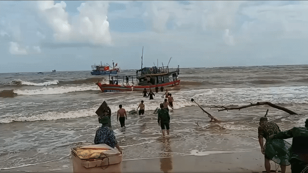 Nỗ lực cứu hộ tàu cá mắc cạn