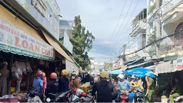 Nhiều người dân đến nhà tìm bà Ngô Thị Loan Chi (phường Phú Thủy, TP Phan Thiết), chủ dây hụi lớn tại TP Phan Thiết