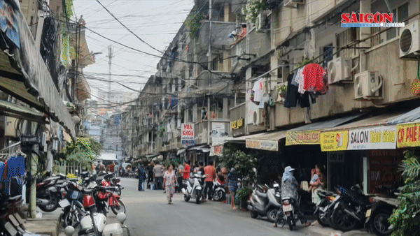 Người đàn ông nghi ngáo đá đốt nhà, dọa chém người ở quận 10