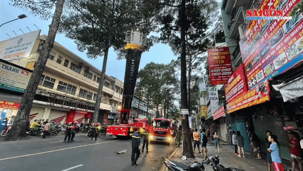 PCCC TPHCM dùng xe thang cứu 6 người trong căn nhà bốc cháy ở quận 10