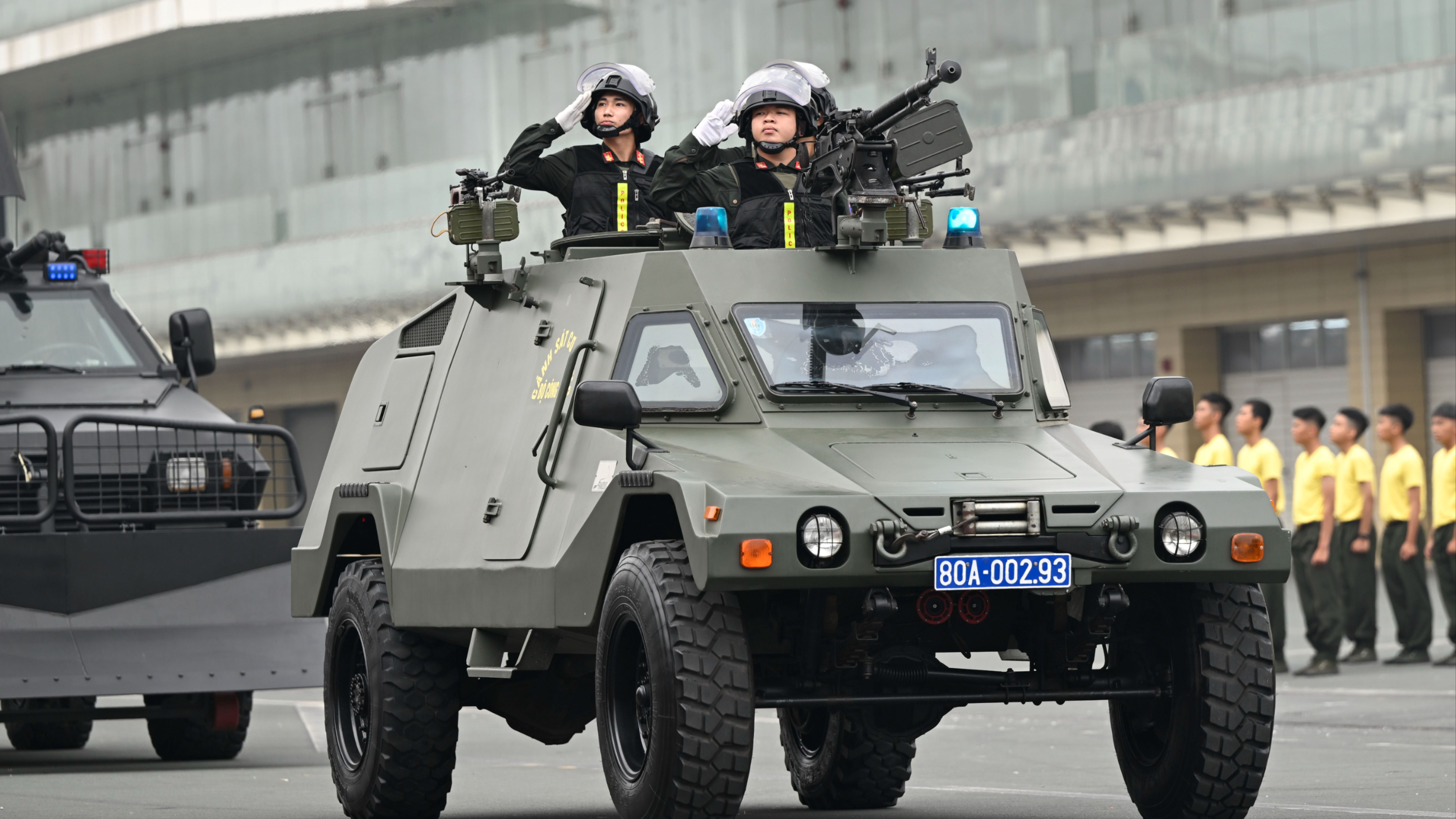 Chiến sĩ cảnh sát cơ động phô diễn sức mạnh