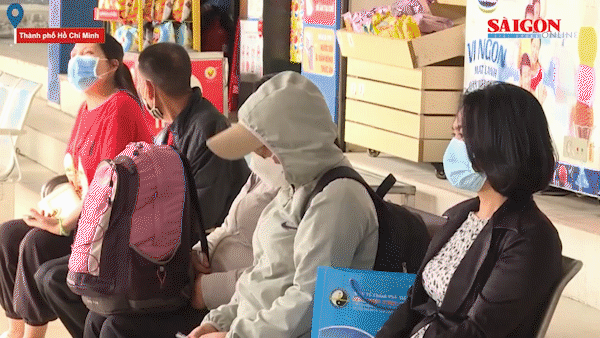 Người dân xếp hàng mua vé về quê tại Bến xe miền Tây. Ảnh: HẢI NGỌC